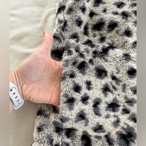 Dylan Faux Fur Leopard Vest - Picture 5 of 6